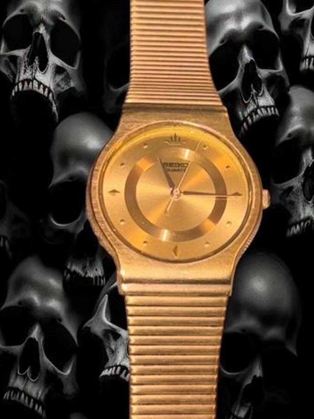 Classic vintage 90’s Seiko with a great retro gold-on-gold look